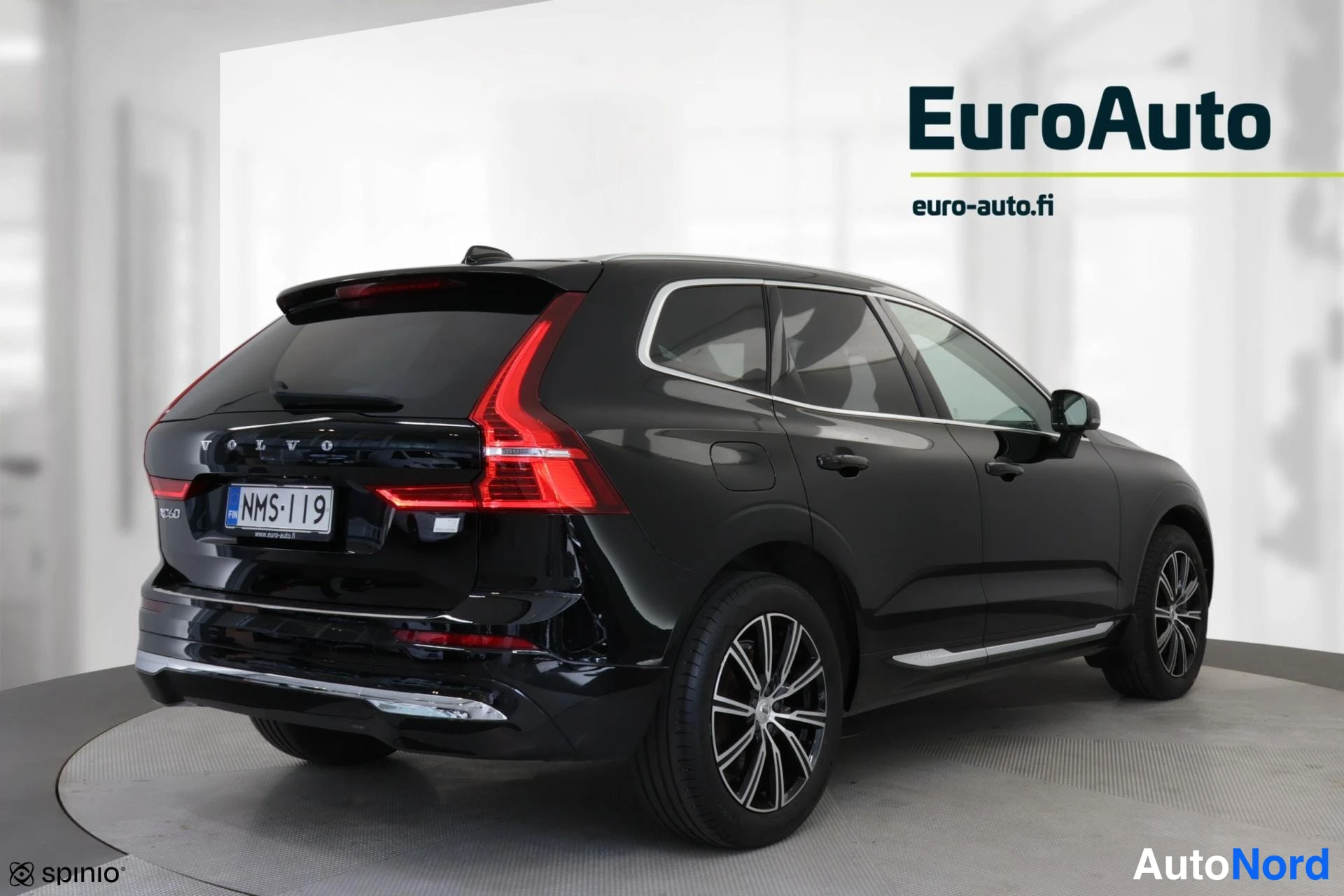 Takaviisto: Musta Volvo XC60 kuvattuna takakulmasta; rekisterikilpi, kattospoileri ja kevytmetallivanteet näkyvät.