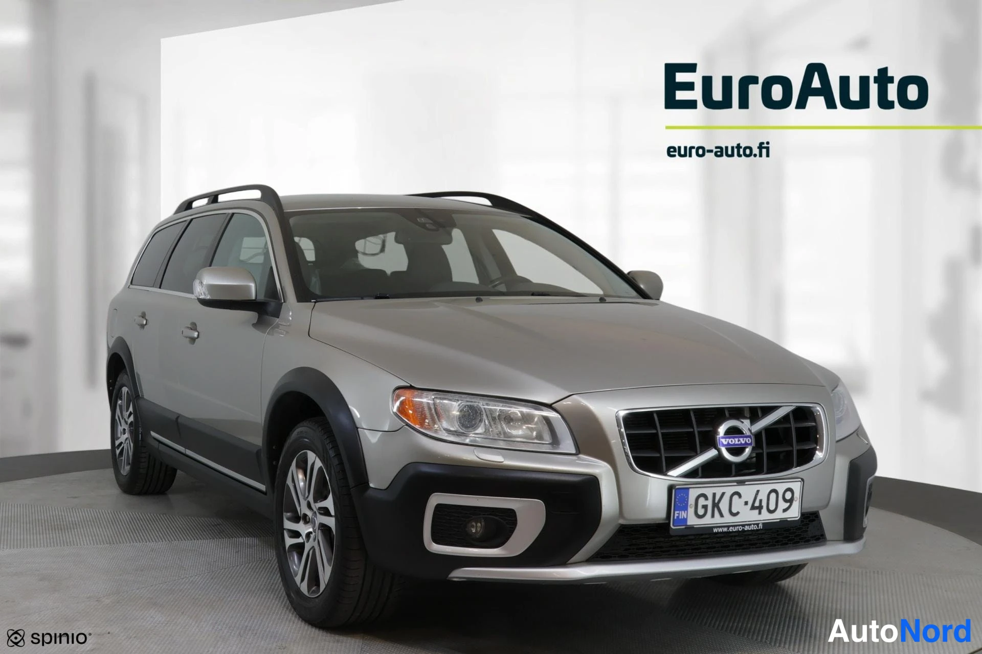 Etuviisto, nokka oikealle: Volvo XC70 -farmari etukulmasta lähempänä, keula oikealla; kattokaiteet, etusäleikkö ja rekisterikilpi.