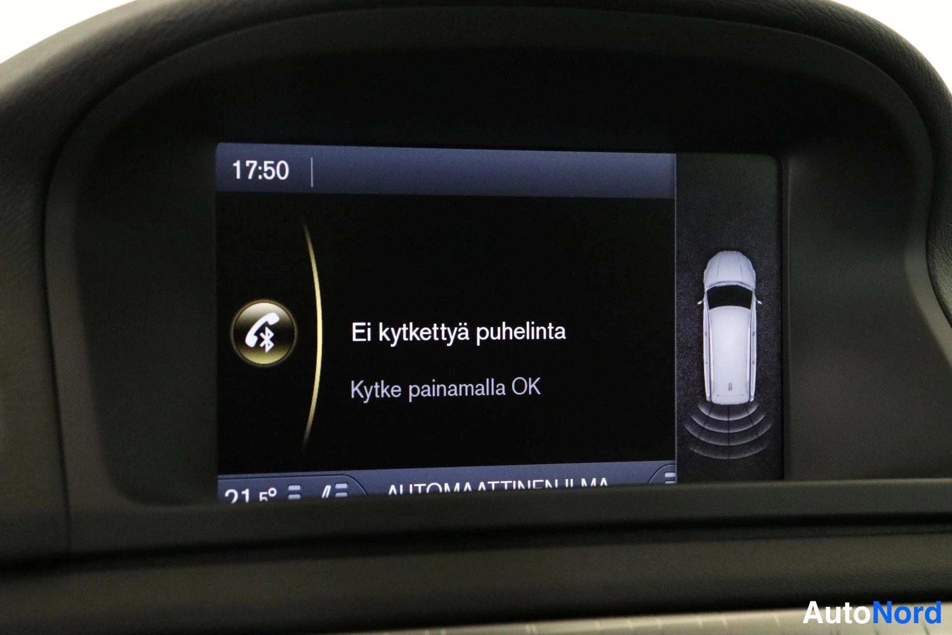 Ohjaamo: Keskeisinfo- ja viihdejärjestelmän kosketusnäyttö. Esiinnyttynä merkki Bluetooth-puhelimella ja teksti 'Ei kytkettyä puhelinta' sekä ohje 'Kytke painamalla OK'.