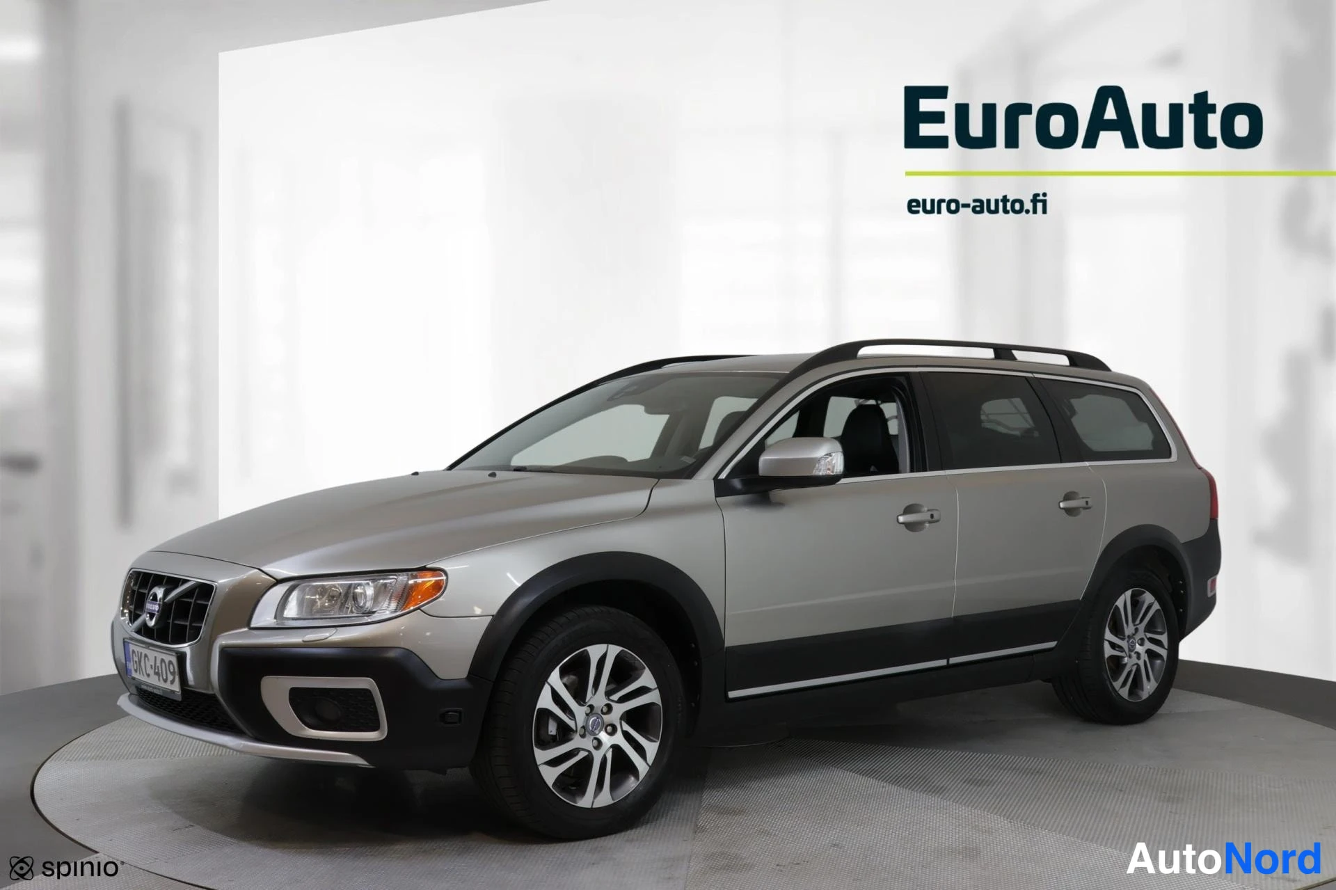 Etuviisto, nokka vasemmalle: Volvo XC70 -farmari etukulmasta, keula vasemmalla; kattokaiteet ja rekisterikilpi.