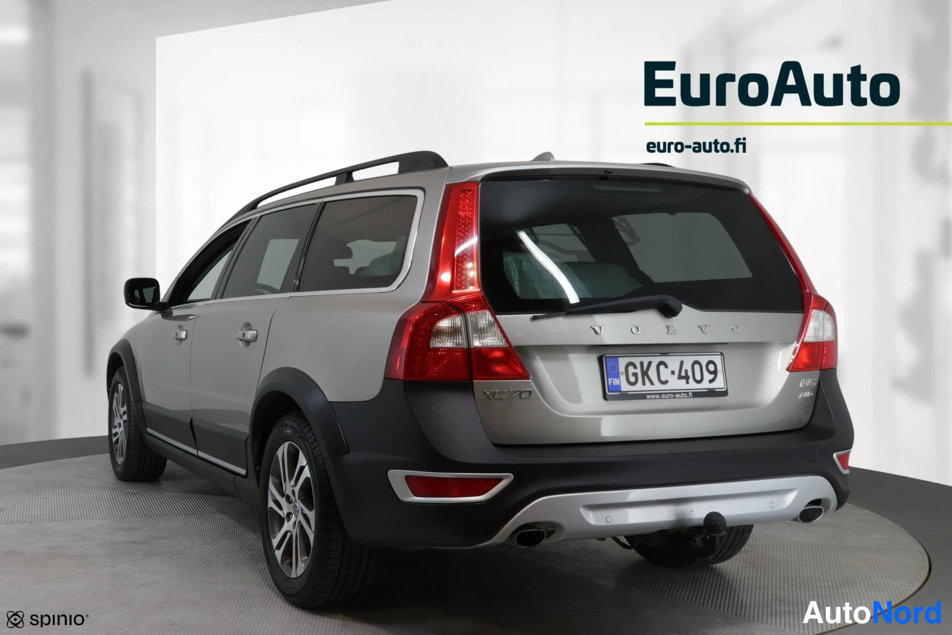 Takaviisto: Silver Volvo XC70 rear three-quarter view in a studio