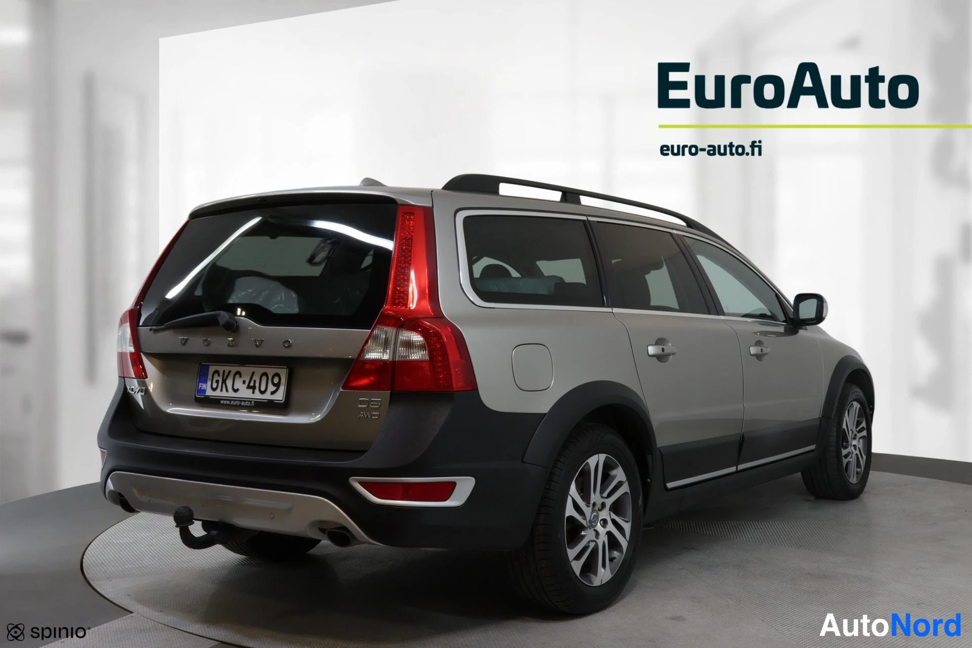 Takaviisto: Silver Volvo XC70 rear three-quarter view showing left side