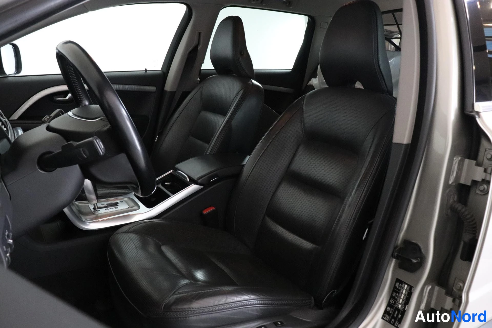 Etuistuimet: Front seats inside a car featuring black leather upholstery and headrests