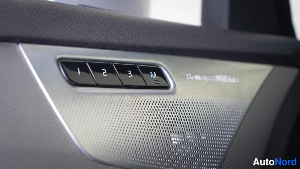 Muu: Ovenpanelin kaiuttimen irvikehä ja muistiistuimen näppäimet 1, 2, 3 ja M, panelissa Bowers & Wilkins -teksti.