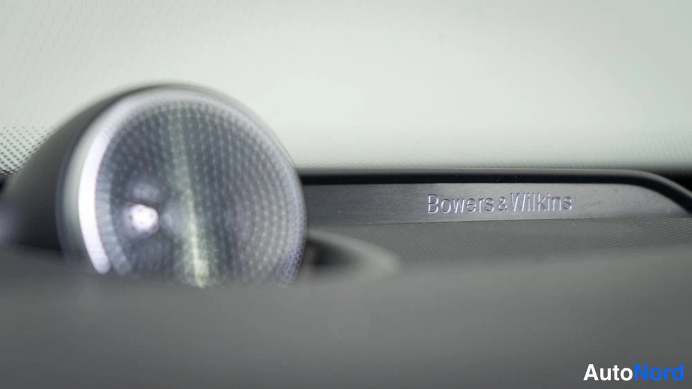Muu: Lähikuva kojelaudan diskanttikaiuttimesta ja Bowers & Wilkins -tekstillä varustetusta koristepaneelista.