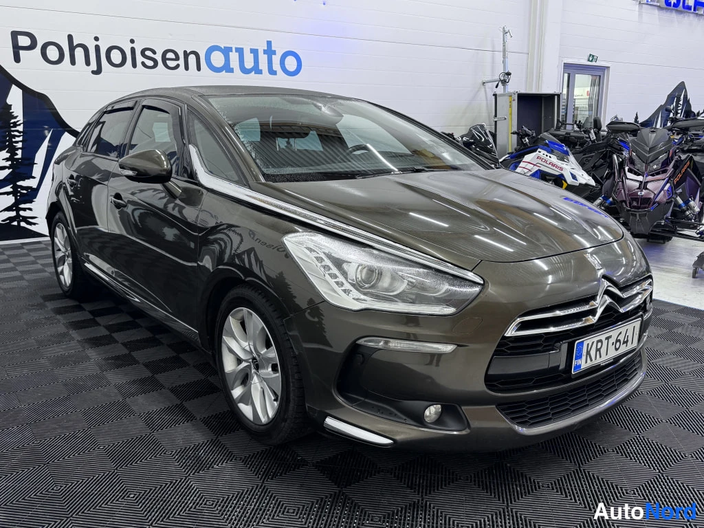 Ruskea Citroen DS5 2013, etuviisto, keula oikealle, kuva 2