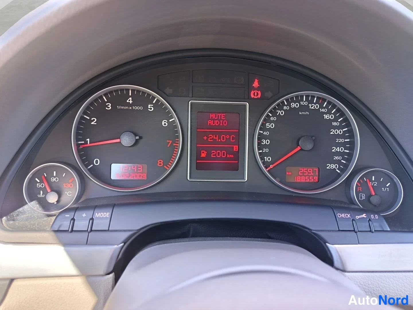 Muu: Mittaristö: nopeusmittari aina 280 km/h, kierrosmittari, lämpömittari ja polttoainemittari. Ruudussa MUTE AUDIO, +24,0 °C, 200 km toiminta-alue, kellonaika 12:4