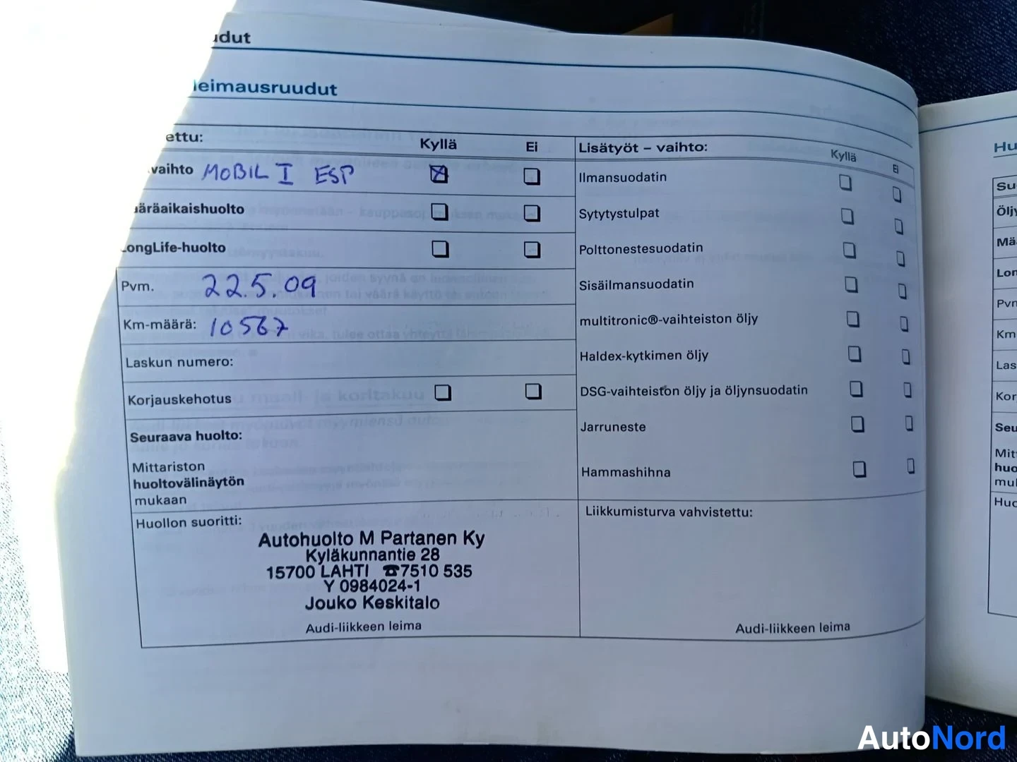 Muu: Huollon leimausruudut -sivu huoltokirjasta, käsialalla merkitty vaihto MOBIL I ESP 22.5.09, km-määrä 10567, huollon suorittanut Autohuolto M Partanen Ky, Lahti.