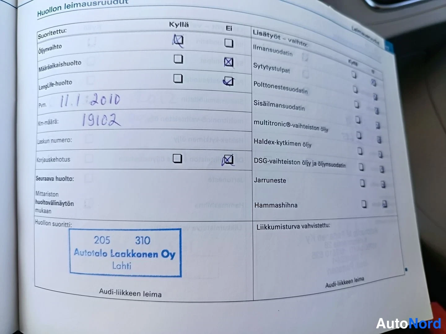 Muu: Huollon leimausruudut -sivu huoltokirjasta, öljynvaihto merkitty 11.1.2010, km-määrä 19102, leimalla Autotalo Laakkonen Oy, Lahti.