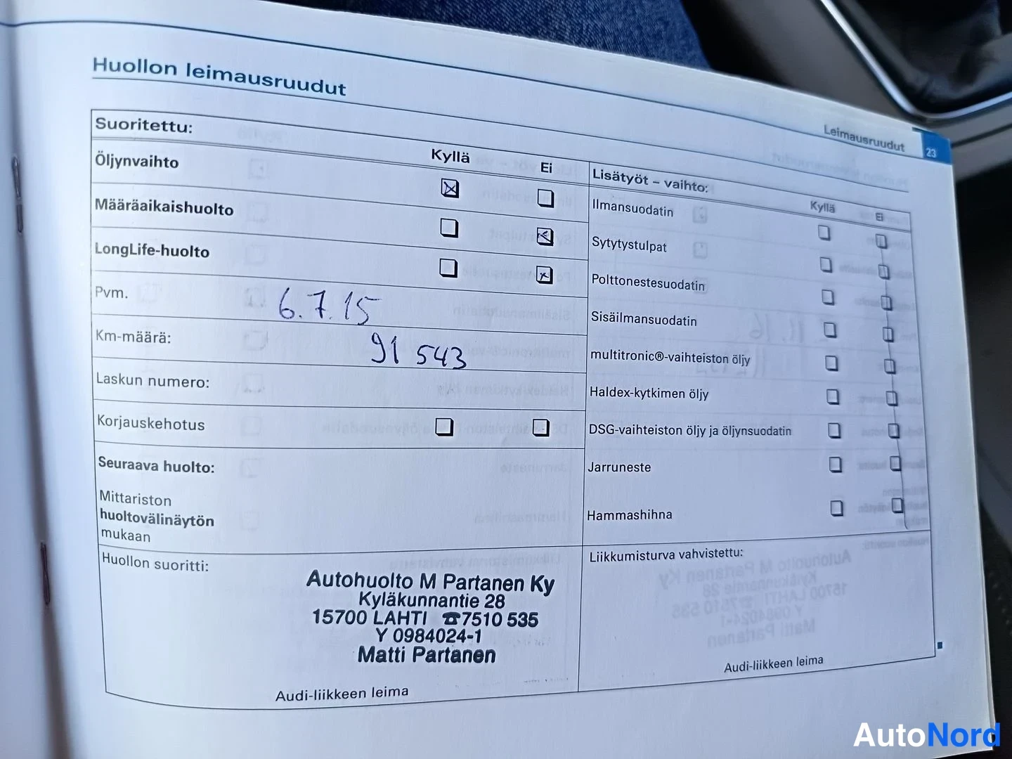 Asiakirja: Auton huoltokirjan huollon leimausruudut -sivu, käsin kirjoitettu huolto 6.7.15, km-määrä 91543, leima Autohuolto M Partanen Ky Lahti.