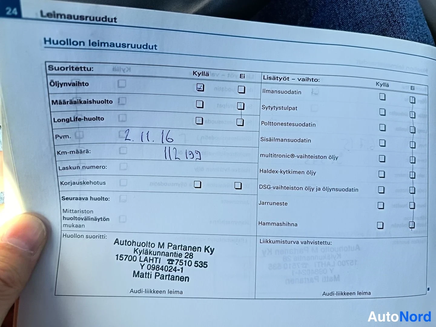 Asiakirja: Auton huoltokirjan huollon leimausruudut -sivu, käsin kirjoitettu huolto 2.11.16, km-määrä 112199, leima Autohuolto M Partanen Ky Lahti.