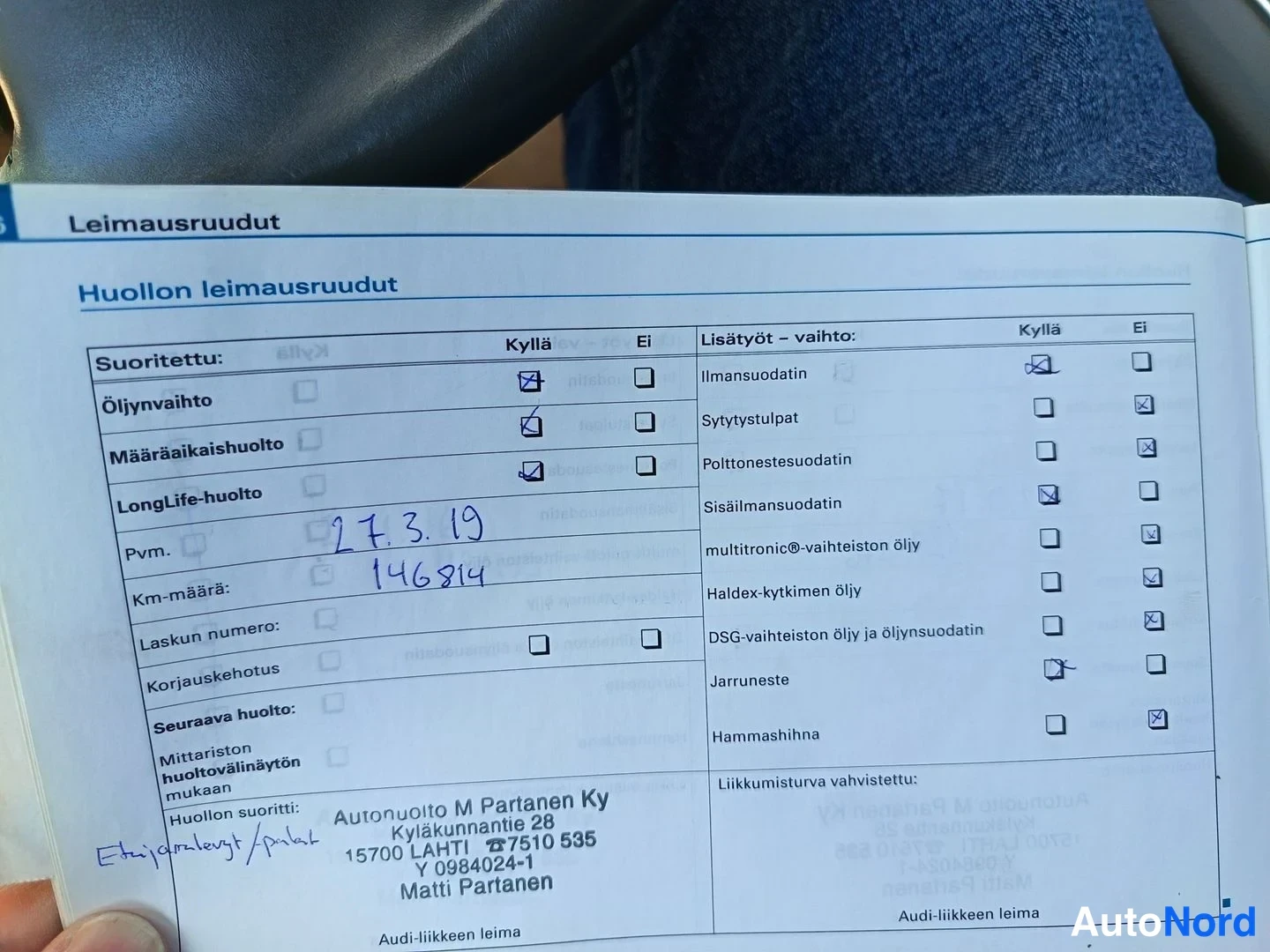 Muu: Audi-huoltokirjan huollon leimausruudut -sivu, käsin kirjoitettu päivämäärä 27.3.19 ja km-määrä 146814, Autonuolto M Partanen Ky