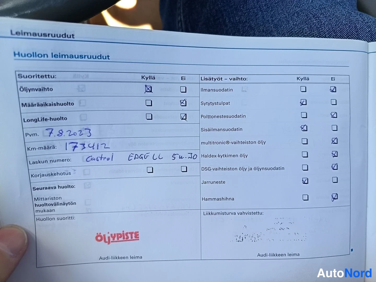 Muu: Audi-huoltokirjan huollon leimausruudut -sivu, käsin kirjoitettu päivämäärä 7.8.2023, km-määrä 173412 ja Castrol EDGE LL 5W-30