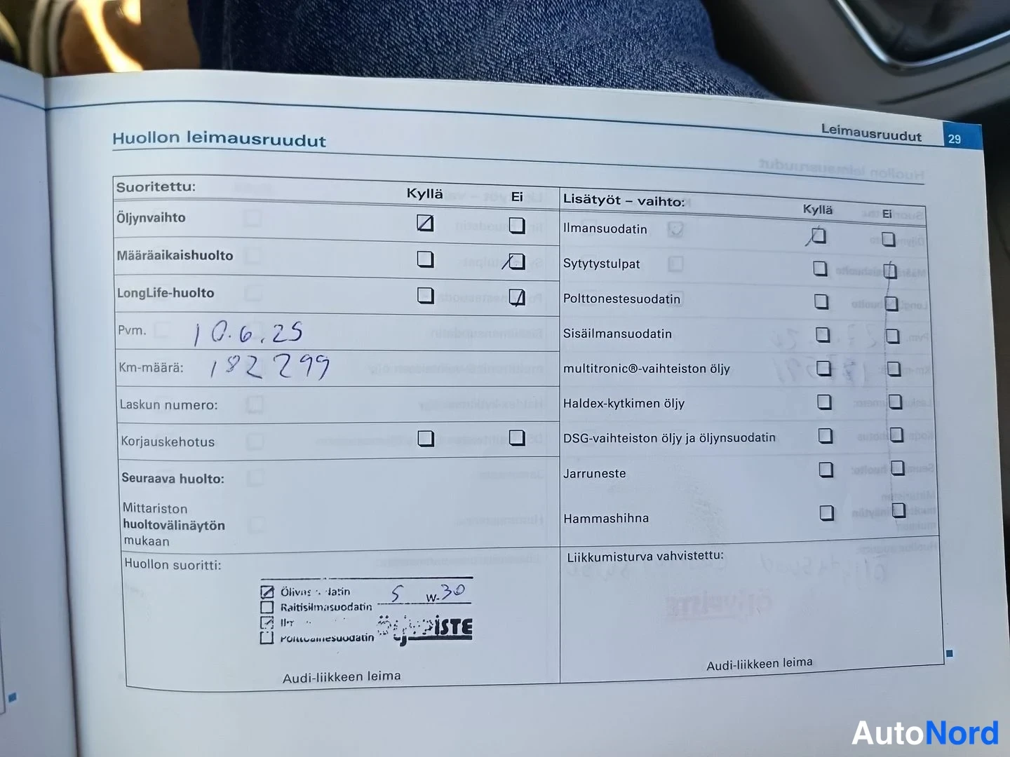 Muu: Audi-huoltokirjan huollon leimausruudut -sivu, käsin kirjoitettu päivämäärä 10.6.25 ja km-määrä 192299