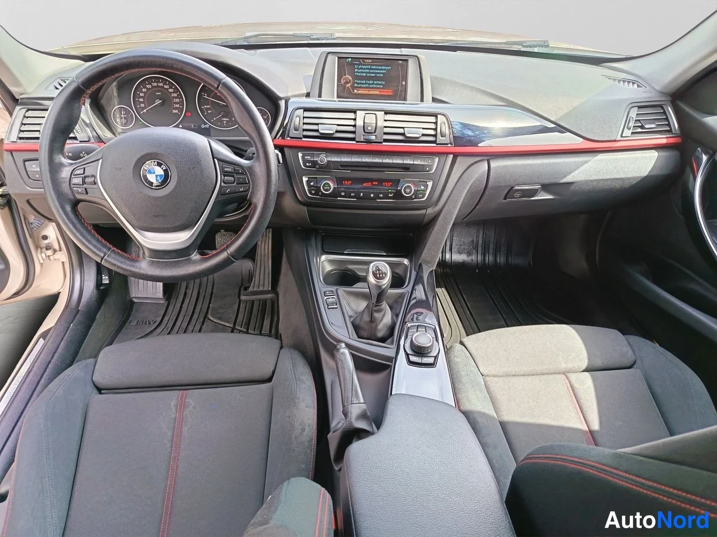 Yksityiskohta: BMW:n ohjaamo ilmastointiajon aikana: paneelit, keskconsole ja istuimet näkyvät selkeästi.