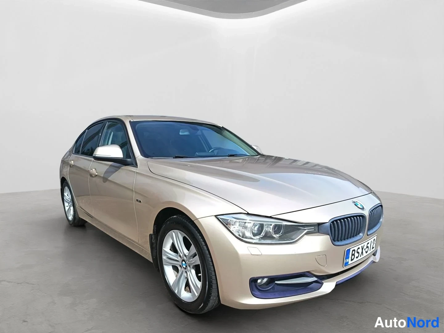 Etuviisto, nokka oikealle: Beige BMW-sedani etukulmasta oikealta, rekisteritunnus