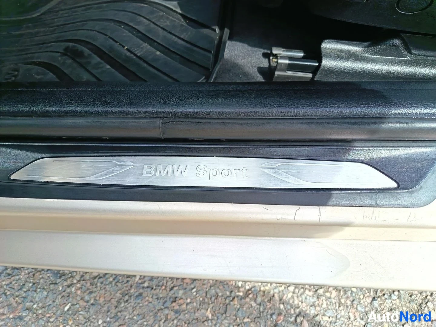Muu: Kynäkilpi tekstillä BMW Sport oven karmissa.