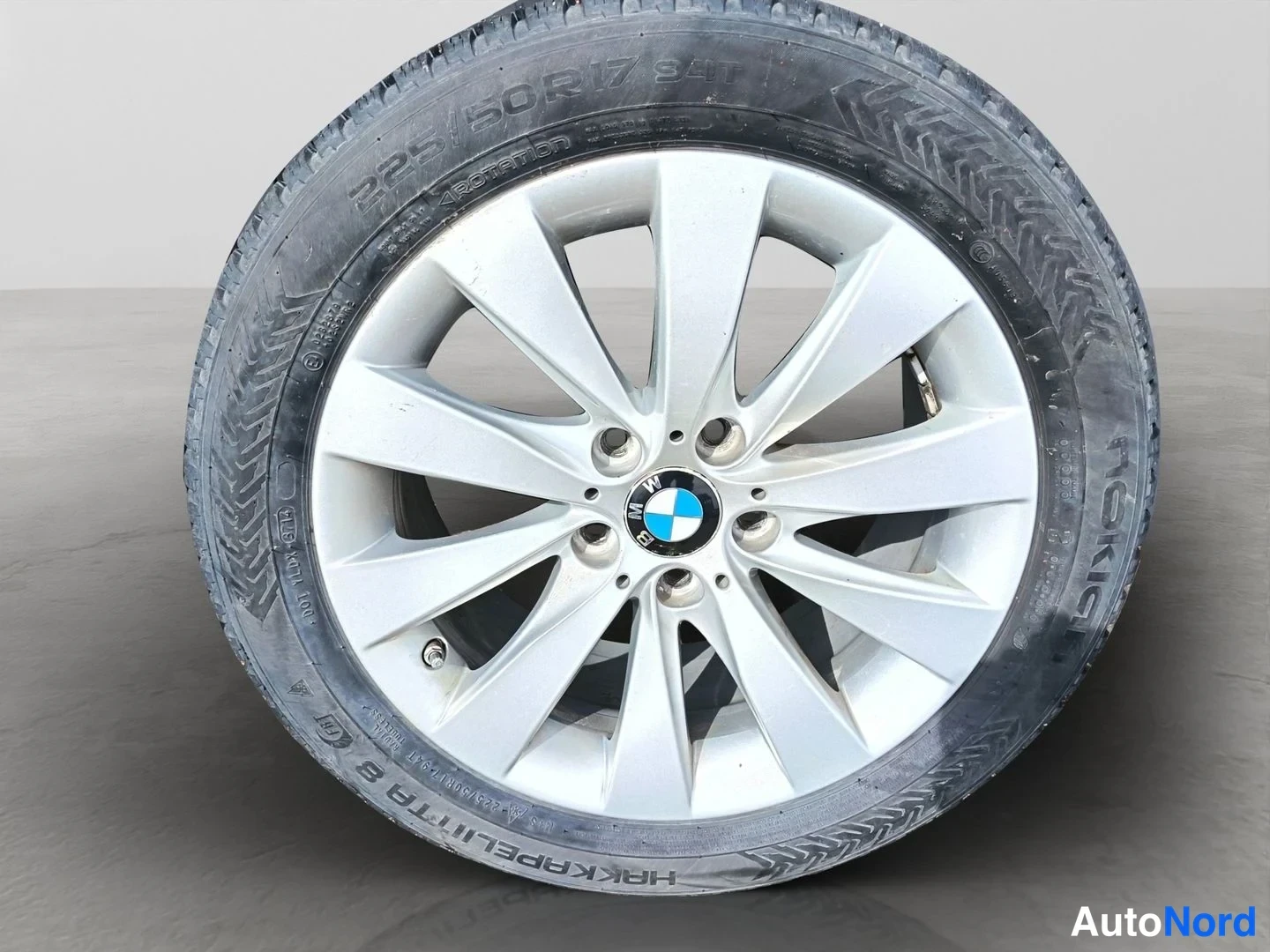 Muu: BMW-merkitty hopeanvärinen kevytmetallivanne Nokian Hakkapeliitta 8 -nastarenkaalla, rengaskoko 225/50R17 94T.
