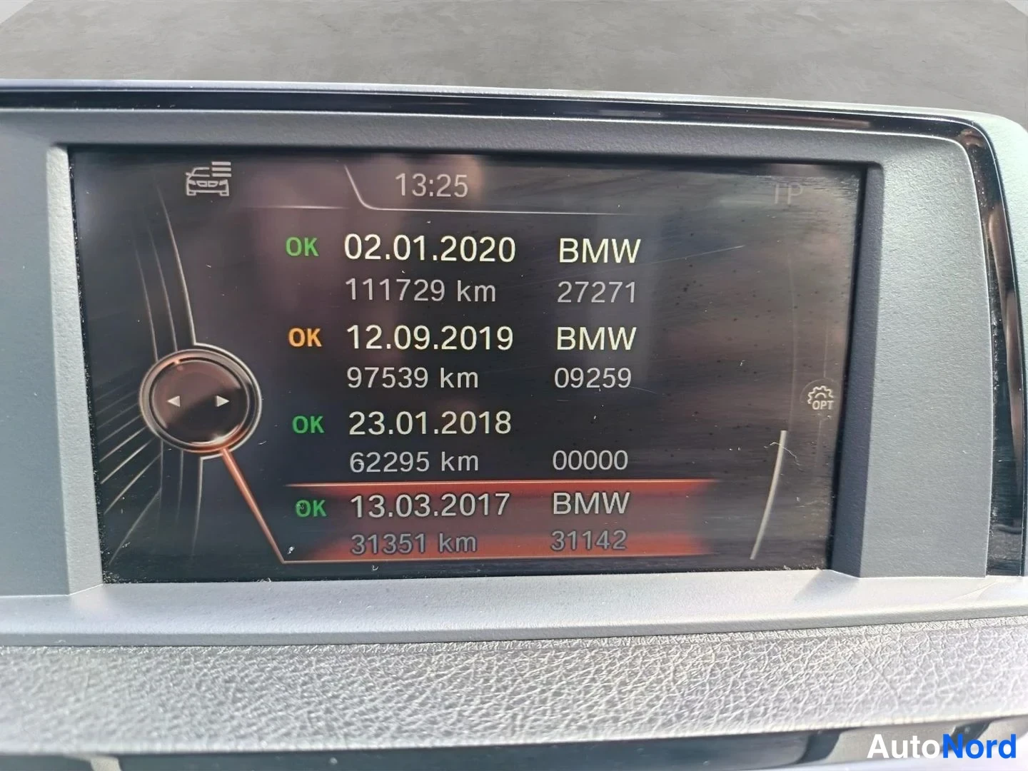 Muu: Auton näytön huoltoluettelo: huoltoja vuosina 2017–2020, viimeisin 111 729 km.