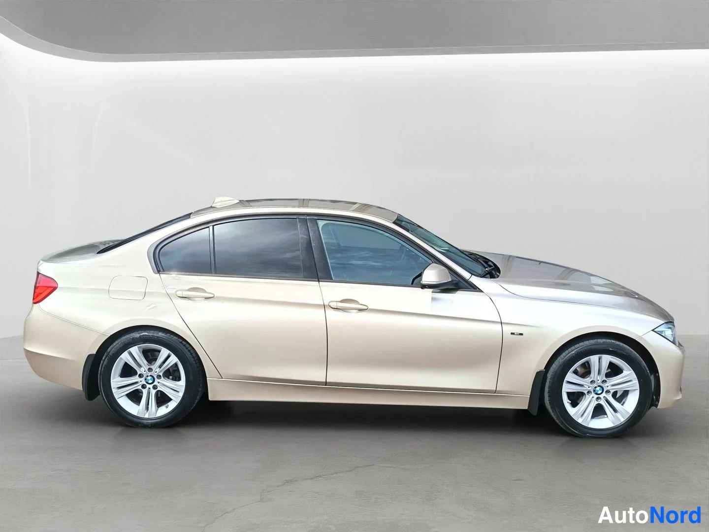 Sivulta: Beige BMW-sedanin sivuprofiili oikealta puolelta