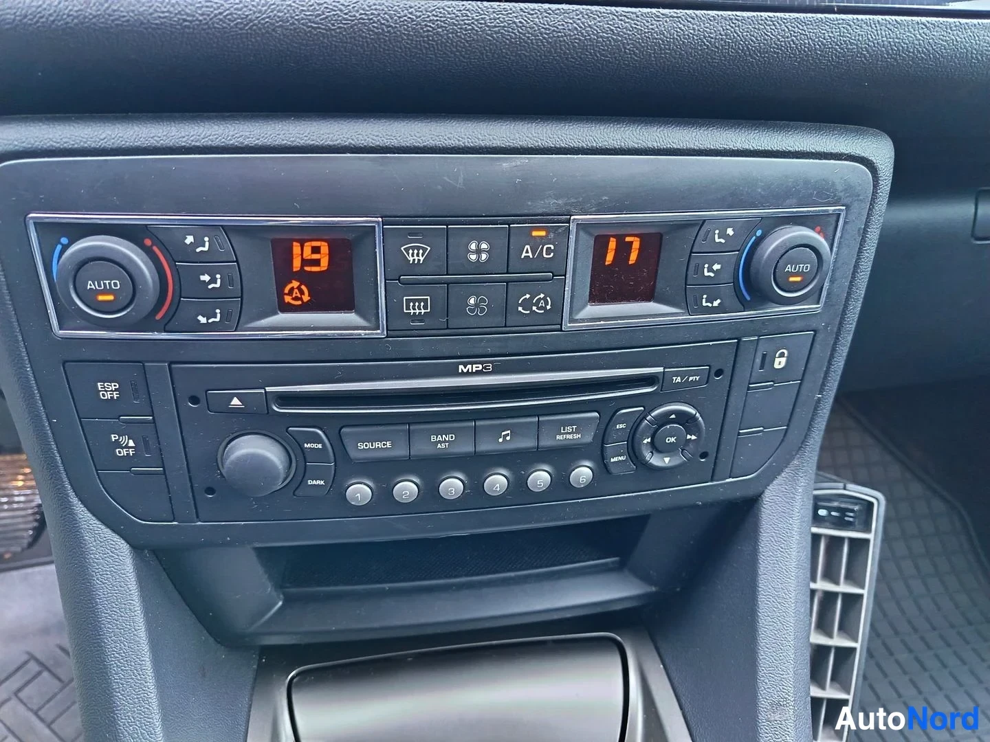 Muu: Keskinöikis: kaksivyöhykkeinen automaatti-ilmastointi (A/C, AUTO-napit, lämpötilanäytöt 19 ja 17) ja MP3-soitinradio.