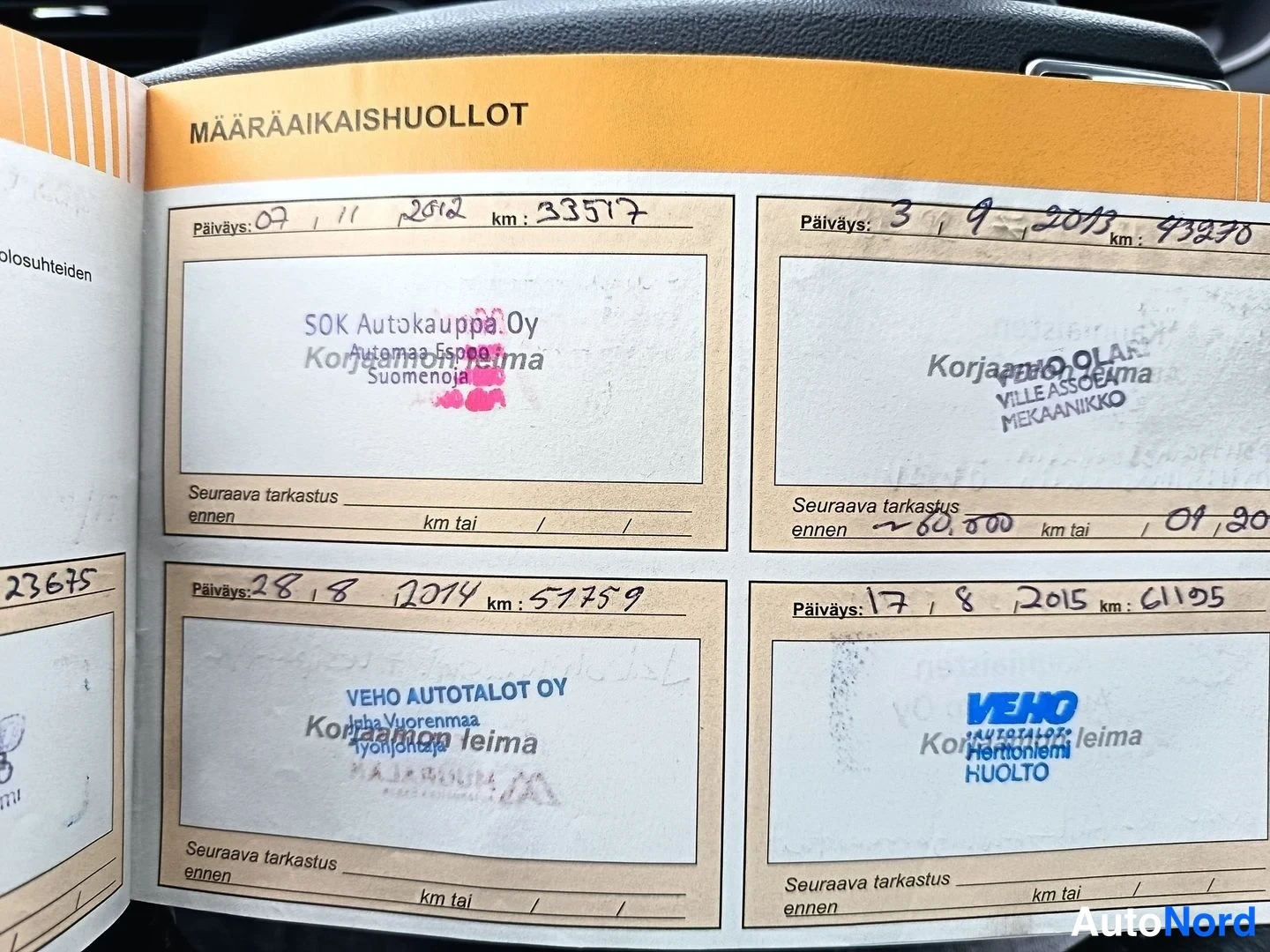 Asiakirja: Huoltokirjan sivu huoltomerkinnöillä vuosilta 2012–2015, korjaamoleimat näkyvissä.