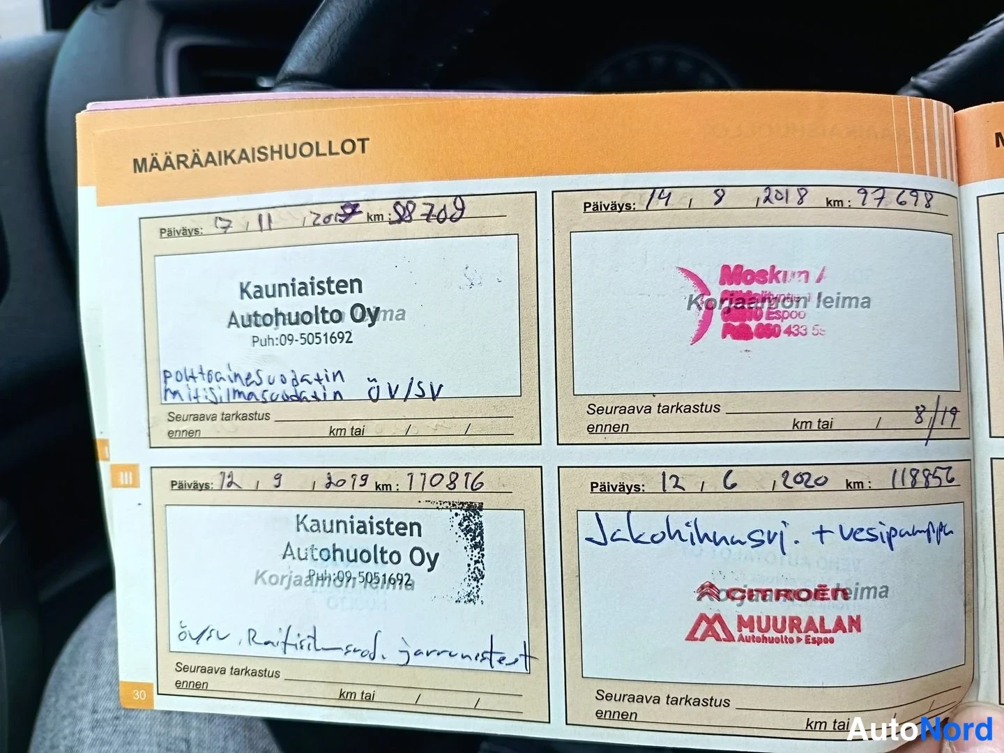 Muu: Huoltokirjan sivu MÄÄRÄAIKAISHUOLLOT, neljä leimattua huoltoa vuosilta 2017–2020, käsin kirjoitetuin merkinnöin.