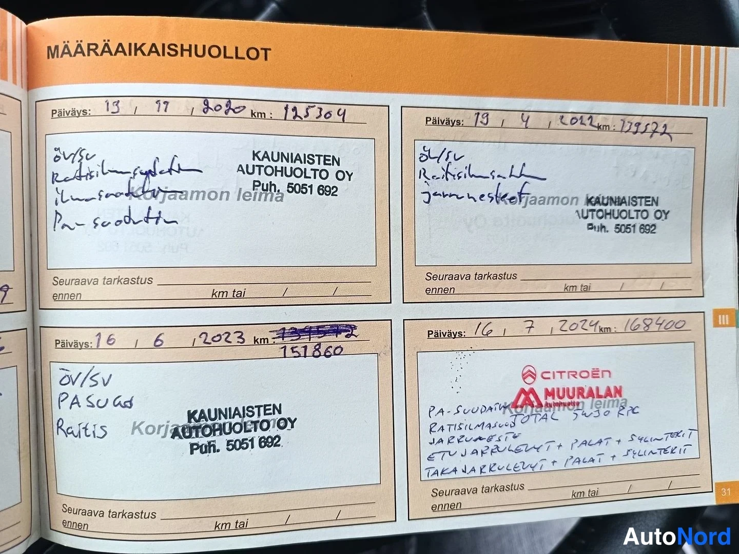 Muu: Huoltokirjan sivu MÄÄRÄAIKAISHUOLLOT, leimattuja huoltoja vuosilta 2020–2024, viimeisin 168 400 km.