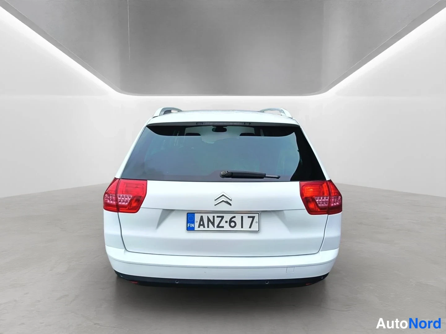 Takaa: Valkoinen Citroen C5 Tourer -farmari suoraan takaa kuvattuna, rekisteritunnus.