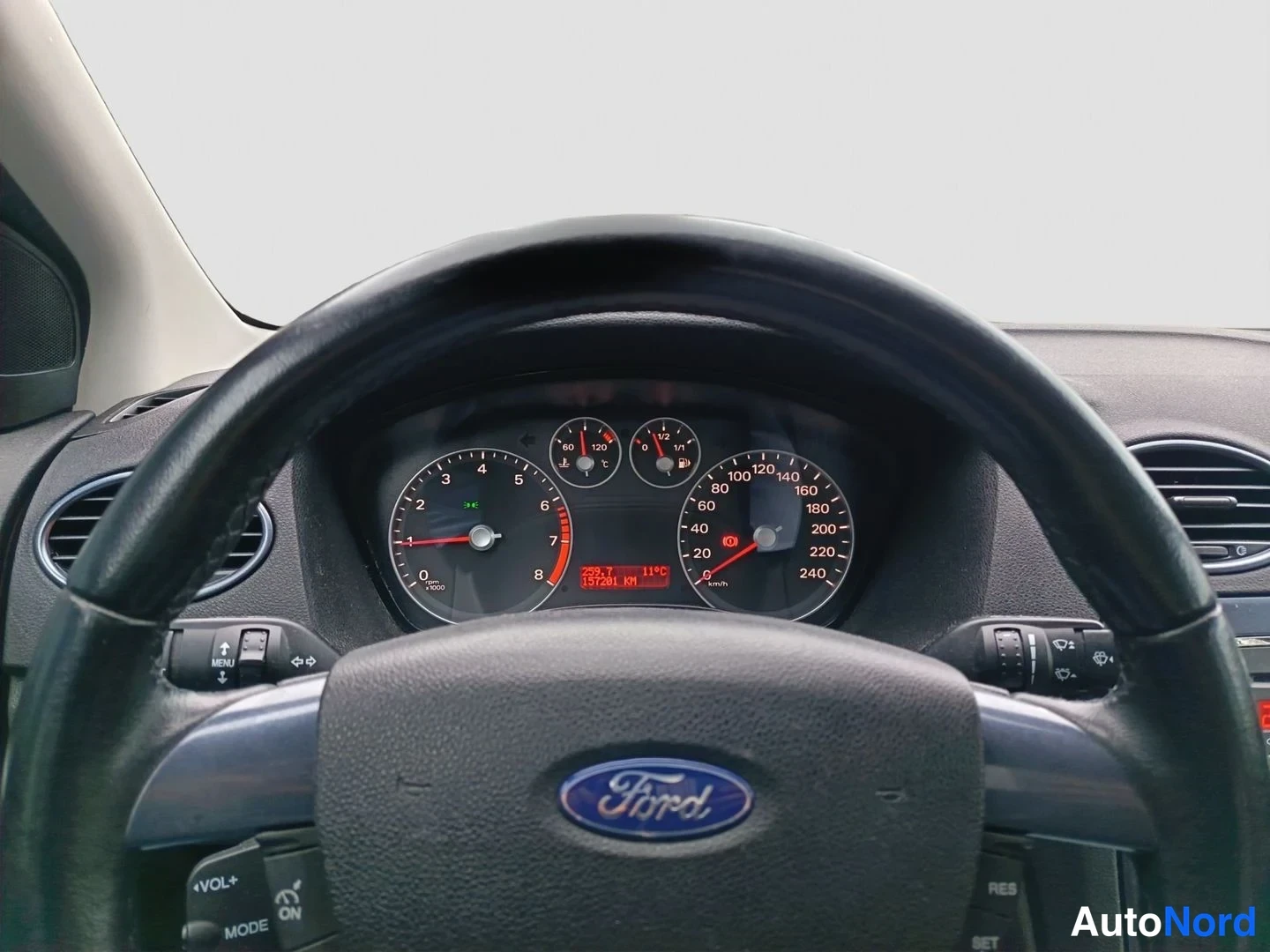 Yksityiskohta: Ford-ohjauspyörä ja instrumenttien mittarit, matkamittari 157291 km.