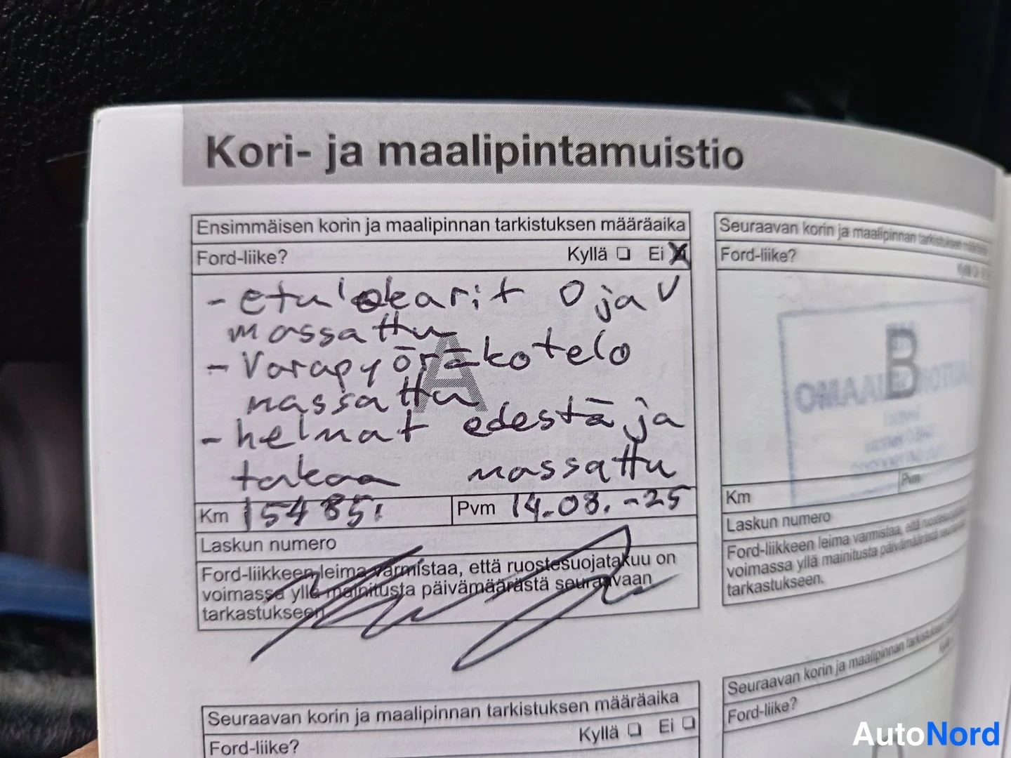 Asiakirja: Lähikuva auton huoltokirjan sivusta. Yläosassa on otsikko Kori- ja maalipintamuistio. Sivulla on kirjoitettu käsin muistiinpanoja ruostumisesta, kuten etulokari