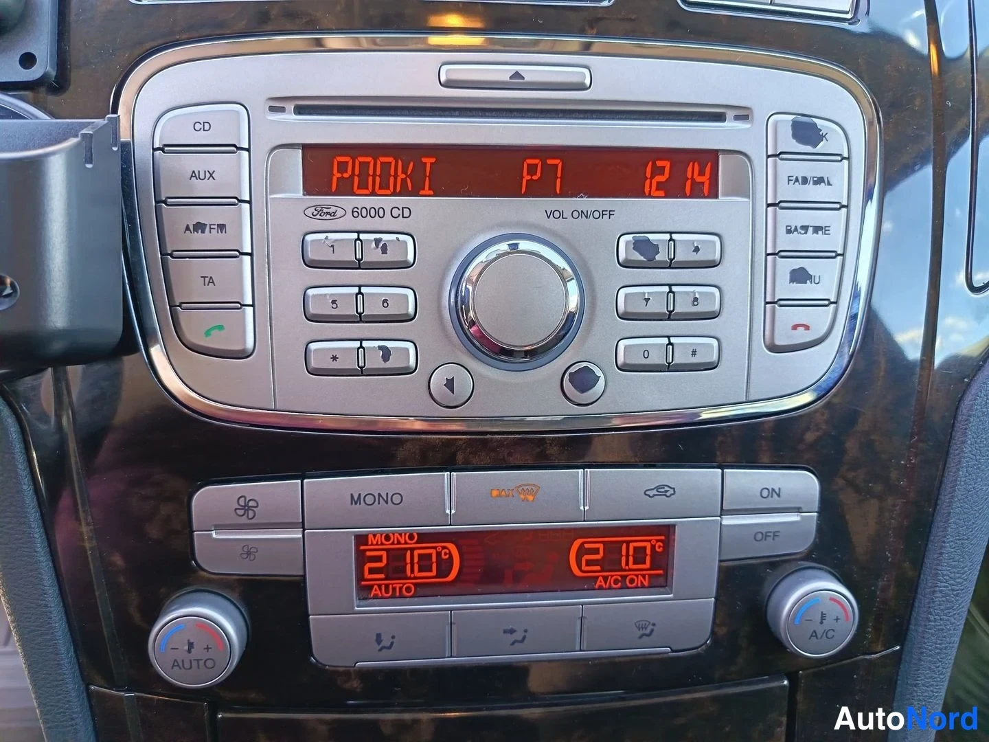 Muu: Fordin 6000 CD -radio CD- ja AUX-toiminnolla taustalla nestekidenäyttö ja alla kaksiosainen automaattinen ilmastointi 21 asteen asetuksilla.