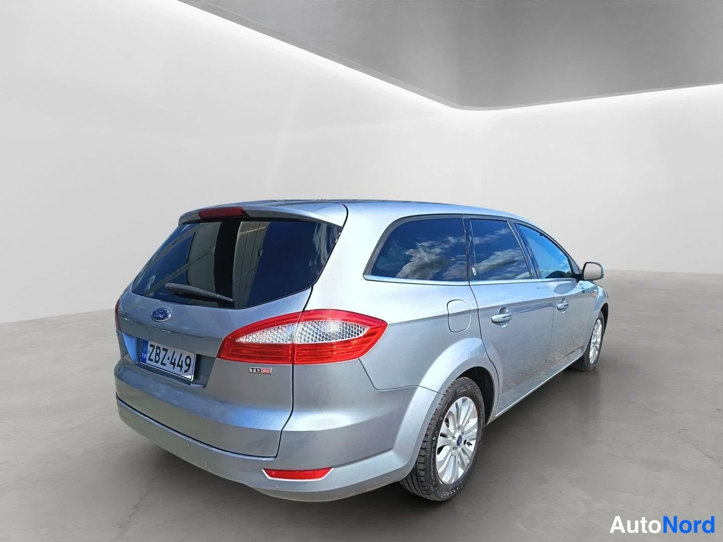Takaviisto: Ford Mondeo TDCi -farmari takaa ja sivulta, hopeisenä.