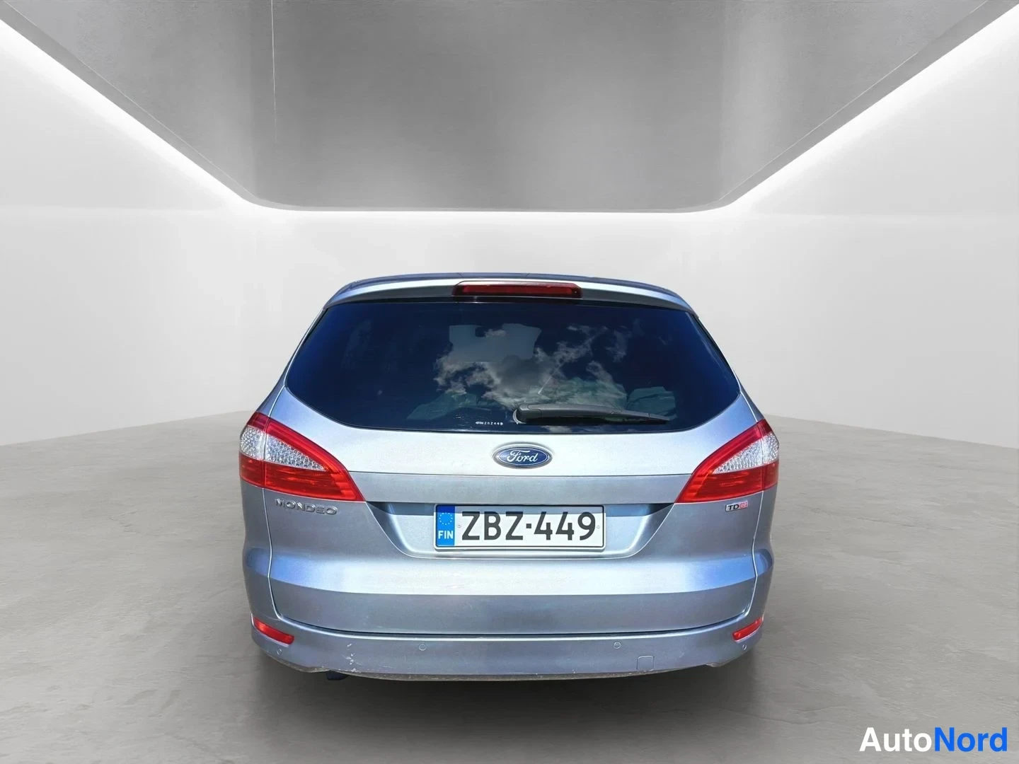 Takaa: Ford Mondeo TDCi -farmari suoraan takaa, hopeinen.