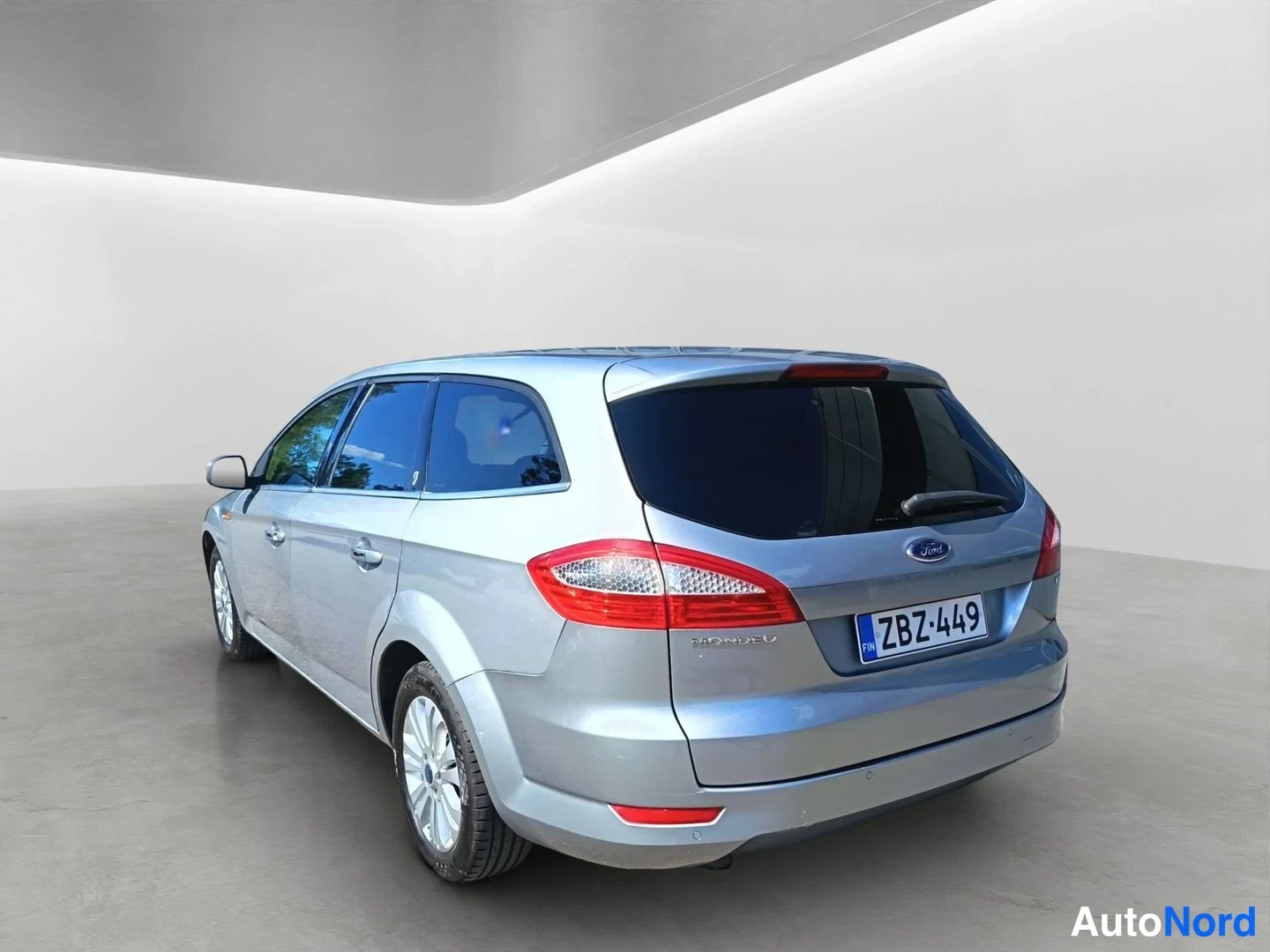 Takaviisto: Ford Mondeo TDCi -farmari takaa ja sivulta, hopeisenä.