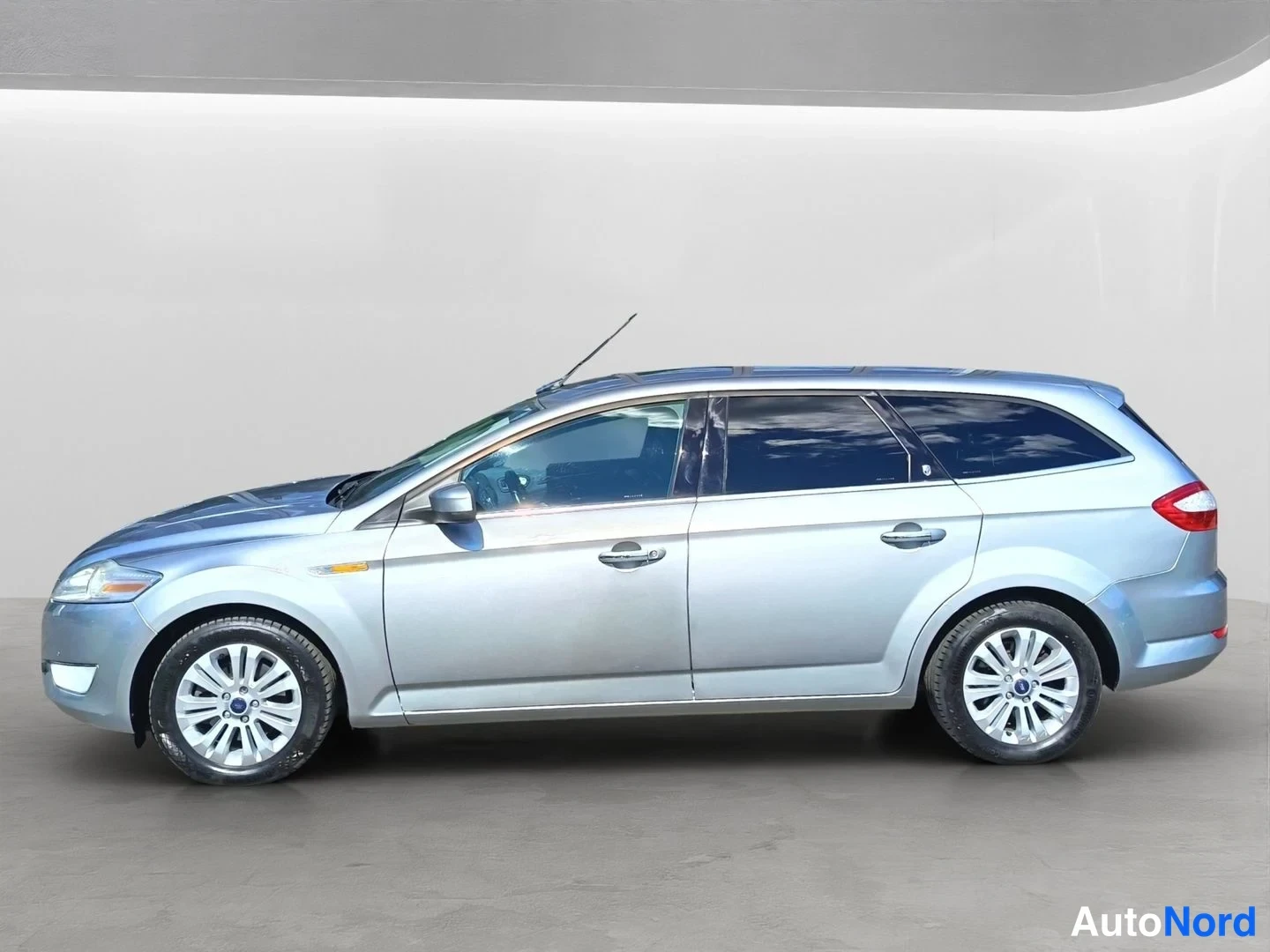 Etuviisto, nokka vasemmalle: Ford Mondeo TDCi -farmari sivulta, keula vasemmalla, hopeinen.