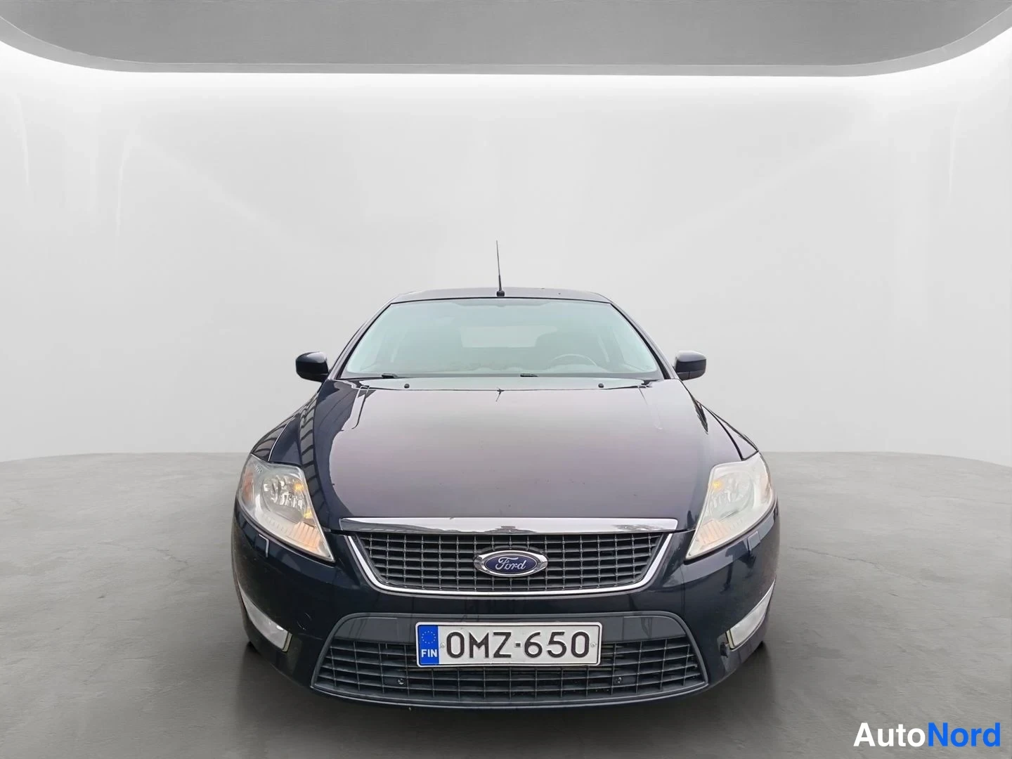 Edestä: FORD Mondeo Tummansininen