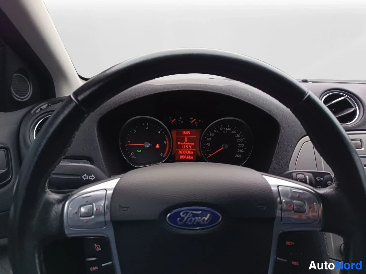 Yksityiskohta: Ohjauspyörä ja instrumentit, Ford-tunnuksella varustettu monitoimiratti