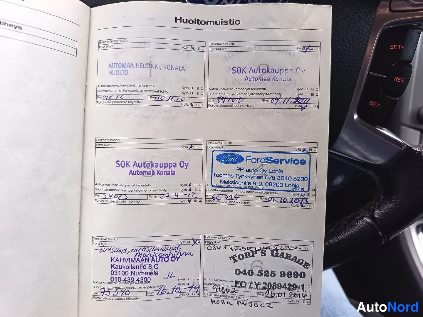 Muu: Avattu huolto- ja huoltokirja (Huoltomuistio) jossa useita huoltoleimoja, mm. AUTOMAA HELSINKI KONALA HUOLTO, SOK Autokauppa Oy Automa Konala, FordService PP-au