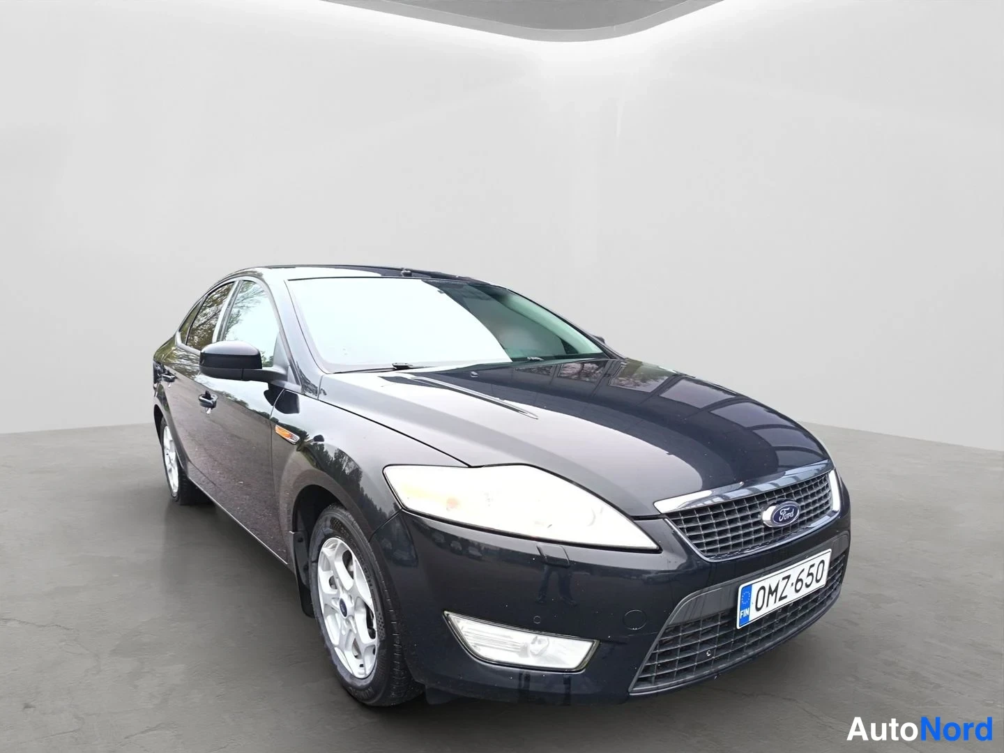 Etuviisto, nokka oikealle: FORD Mondeo Tummansininen