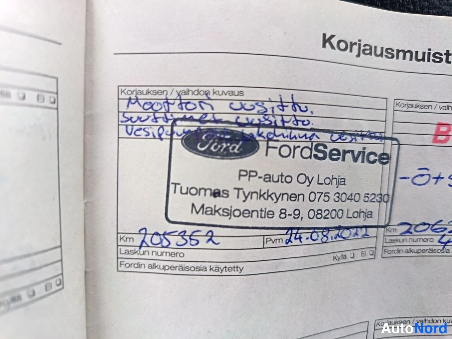 Asiakirja: Kuvassa näkyy Ford Service -nimisen huoltokirjan tai korjausmuistion sivu. Tekstiruudussa on käsin kirjoitettuja tietoja ja Ford-Service-logo.