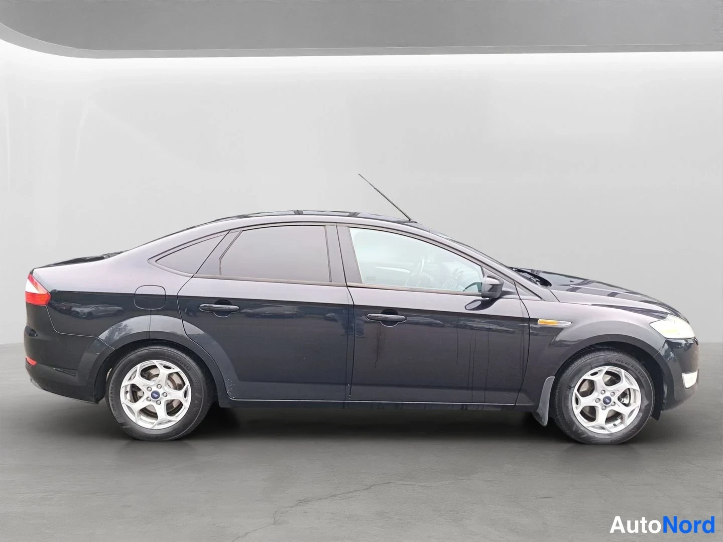 Etuviisto, nokka oikealle: FORD Mondeo Tummansininen