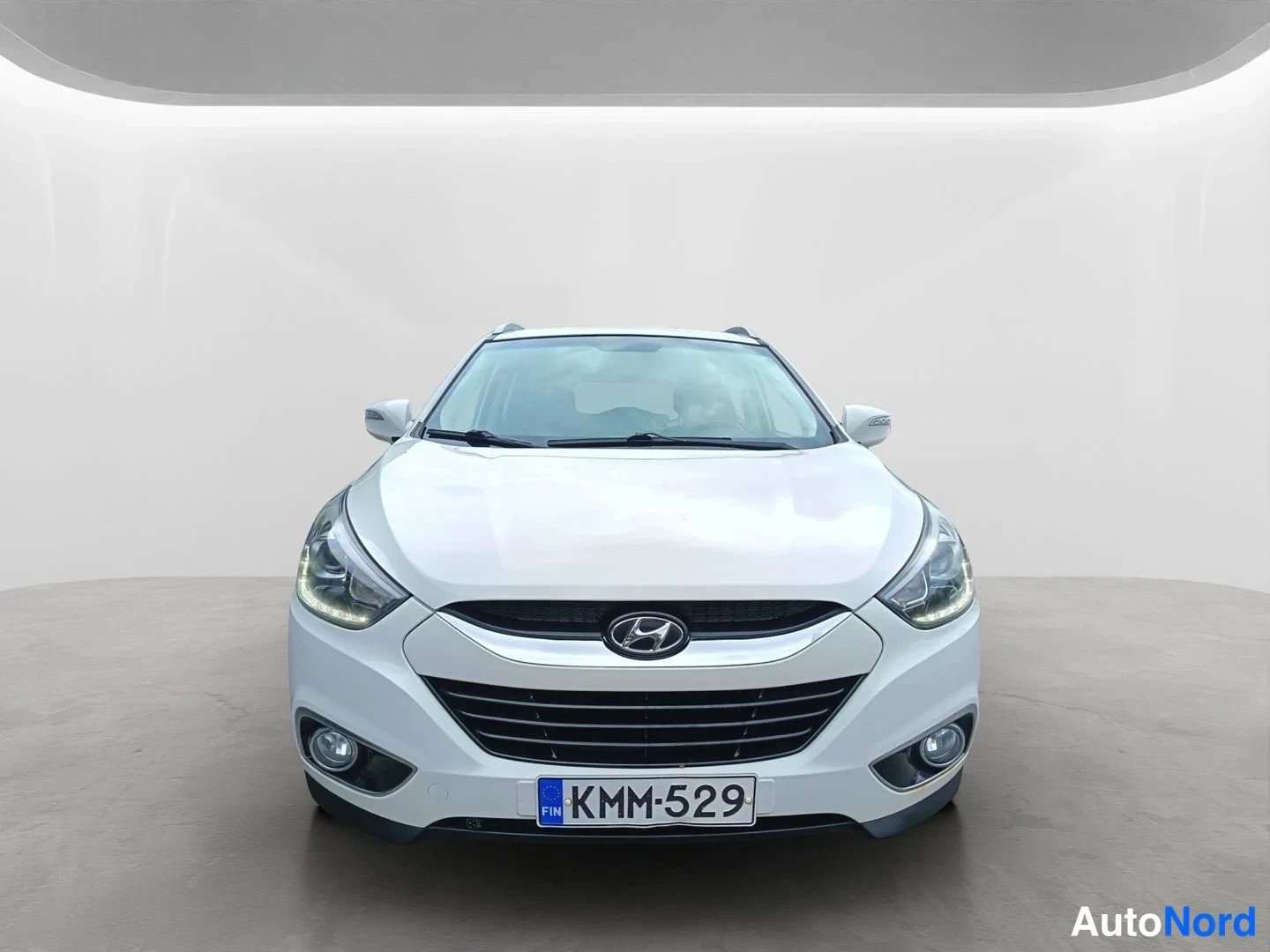 Edestä: Hyundai ix35, suora etänäkymä, valkoinen etusädefarit, tumma etusädefarit ja Hyundai-logo, rekisterikilpi.