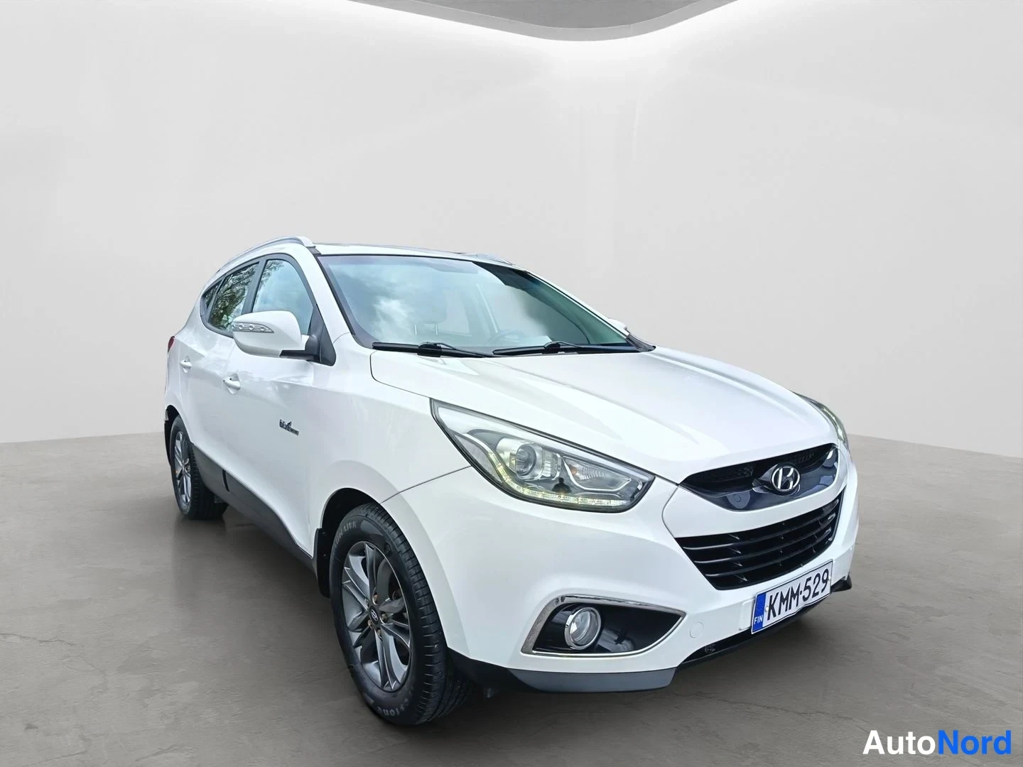 Etuviisto, nokka oikealle: Hyundai ix35, etukulmakuva oikealta, valkoinen koripaneeli ja etusädefarit, rekisterikilpi, tumma etusädefarit ja sumuvalot.