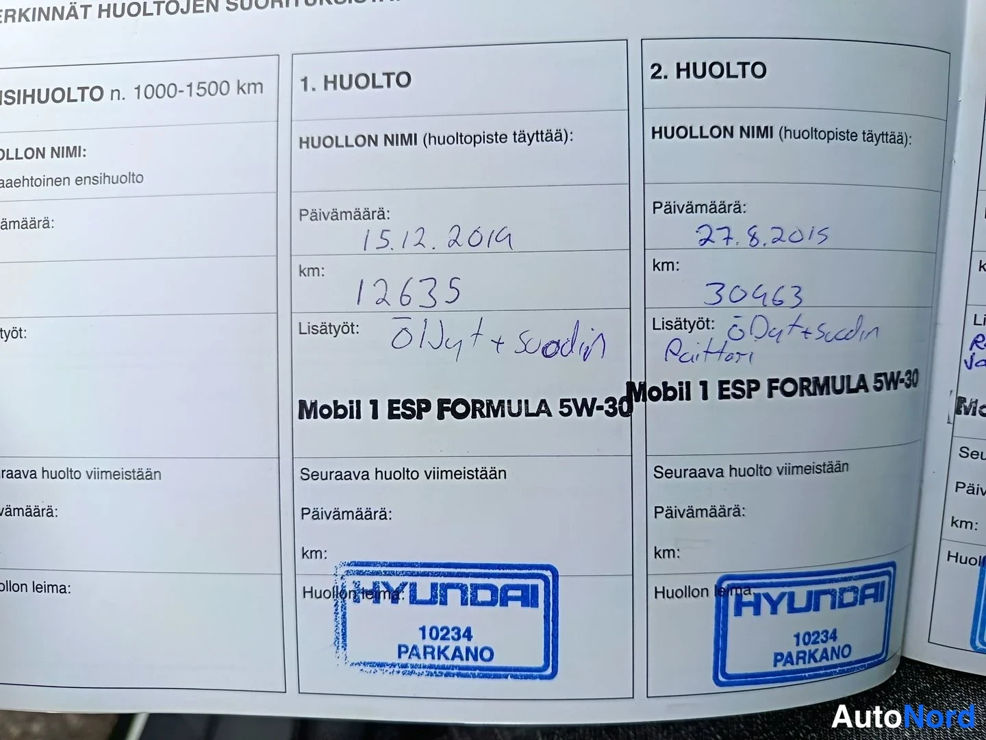 Muu: Huoltokirjan sivu: huollot merkitty 15.12.2014 (12635 km) ja 27.8.2015 (30463 km), Hyundai Parkano -leimat.