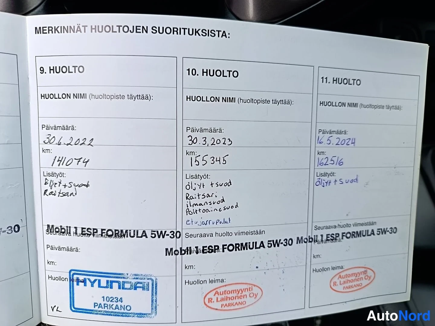 Muu: Huoltokirjan sivu, jossa 9., 10. ja 11. huolto täytetty vuosina 2022–2024, Hyundai Parkanon ja Automyynti R. Laihonen Oyn leimat.