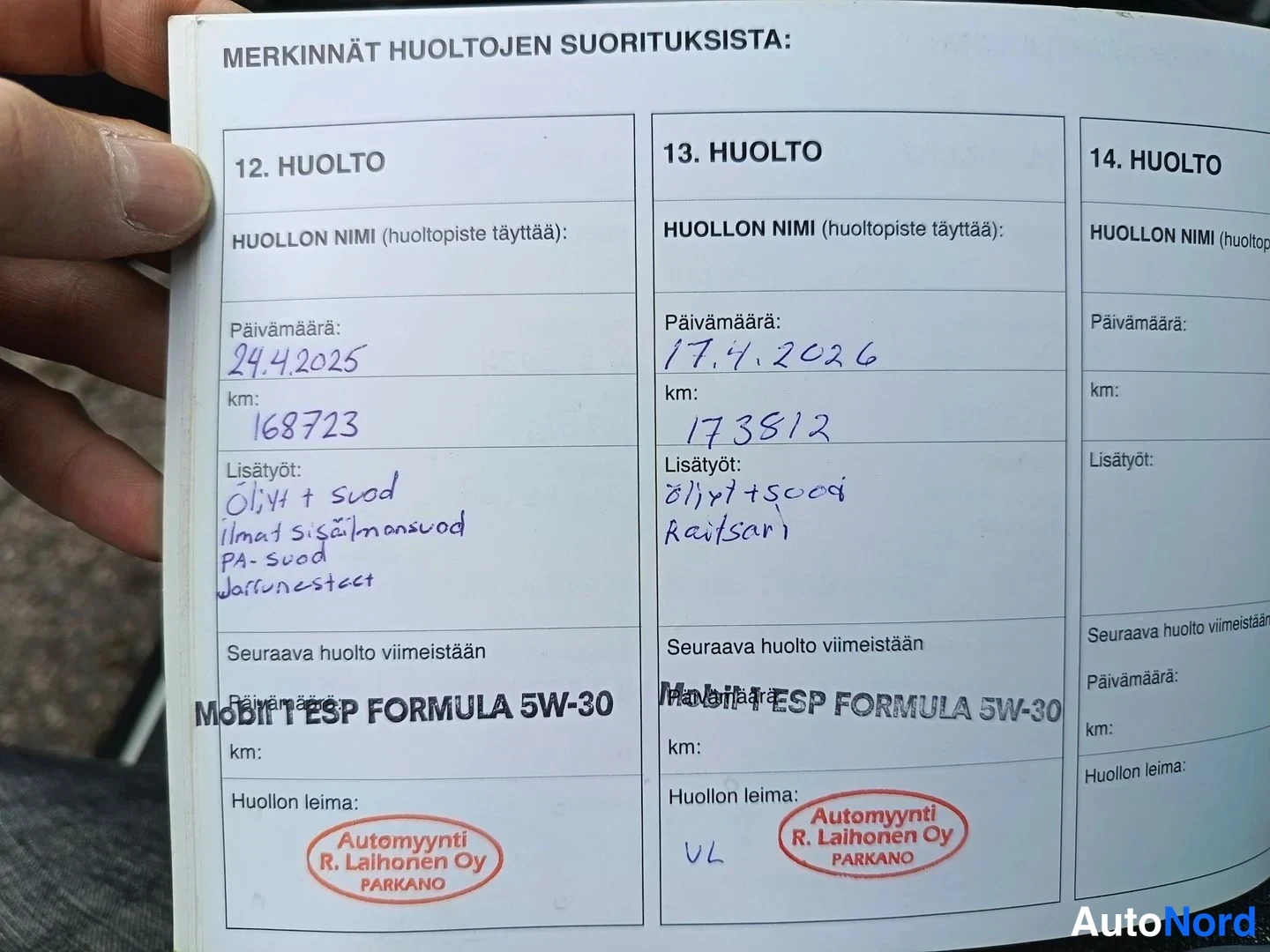 Muu: Huoltokirjan sivu, jossa 12. ja 13. huolto täytetty vuosina 2025 ja 2026, Automyynti R. Laihonen Oyn leimat; 14. huolto tyhjä.
