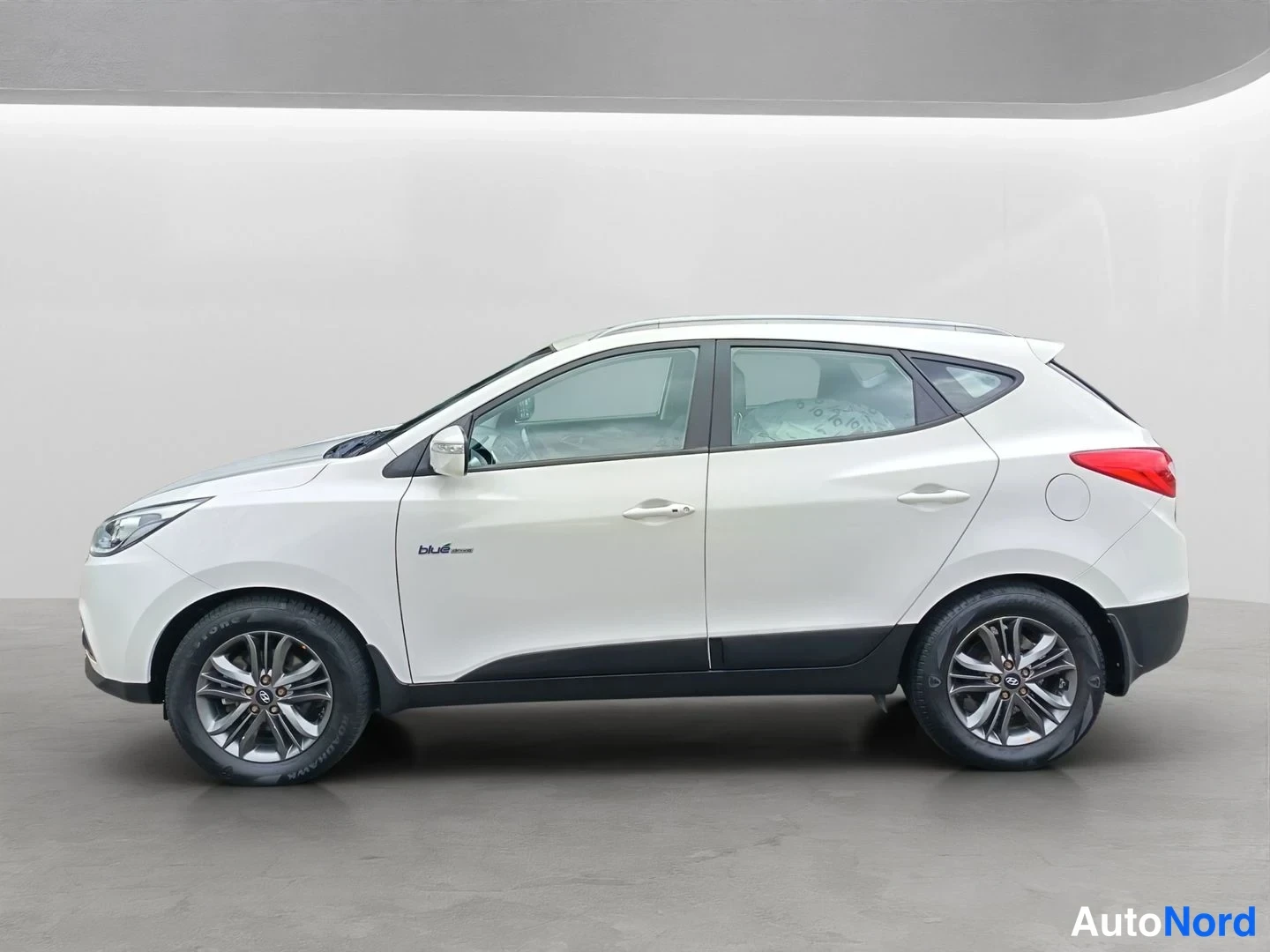 Sivulta: Hyundai ix35:n sivukuva vasemmalta: valkoinen korinväri, neljä ovea, tummat ala­listat ja moni­puosumallin alumiinivanteet.