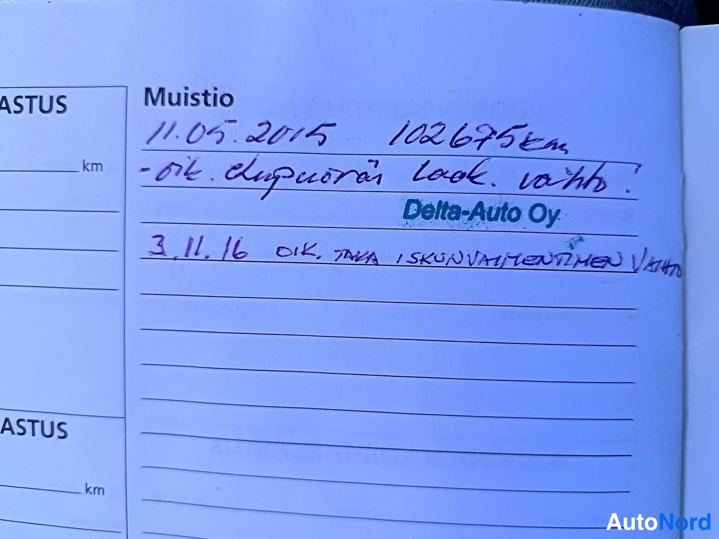Muu: Huoltokirjan muistiosivu käsin kirjoitetuilla merkinnöillä: 11.05.2015 102675 km ja 3.11.16 iskunvaimentimen vaihto, Delta-Auto Oy.