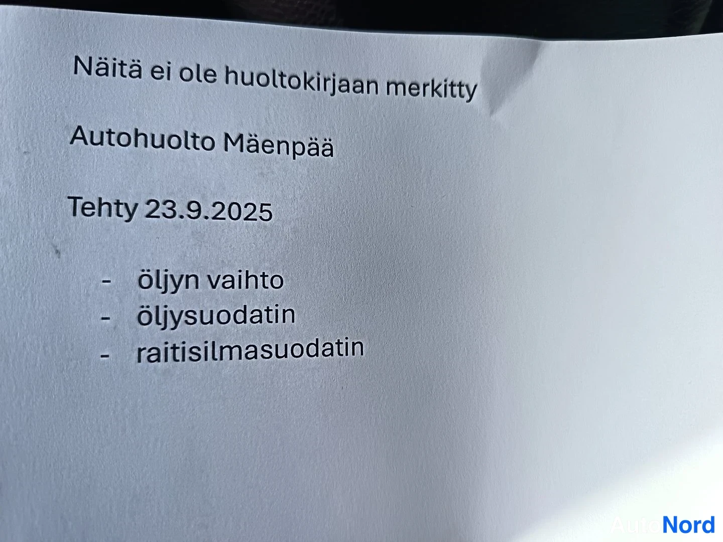 Asiakirja: Tulostettu paperi, jossa lukee: 'Näitä ei ole huoltokirjaan merkitty – Autohuolto Mäenpää – Tehty 23.9.2025: öljyn vaihto, öljysuodatin, raitisilmasuodatin'.